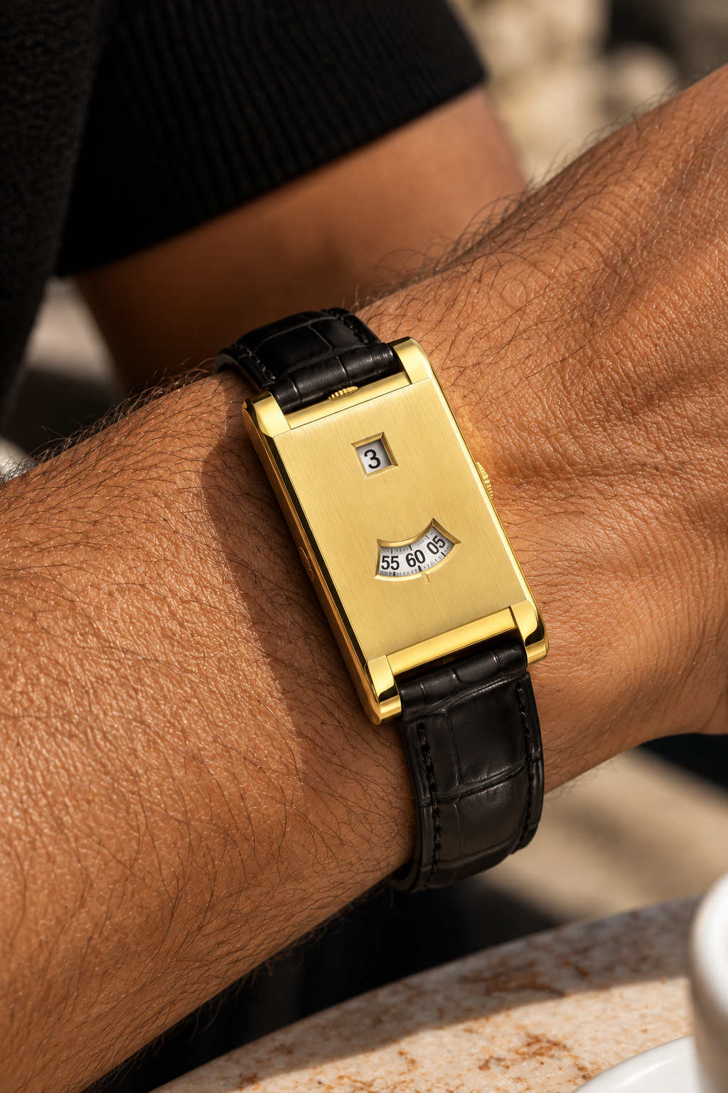 Die Dolcevita-Armbanduhr in Schwarz/Gold