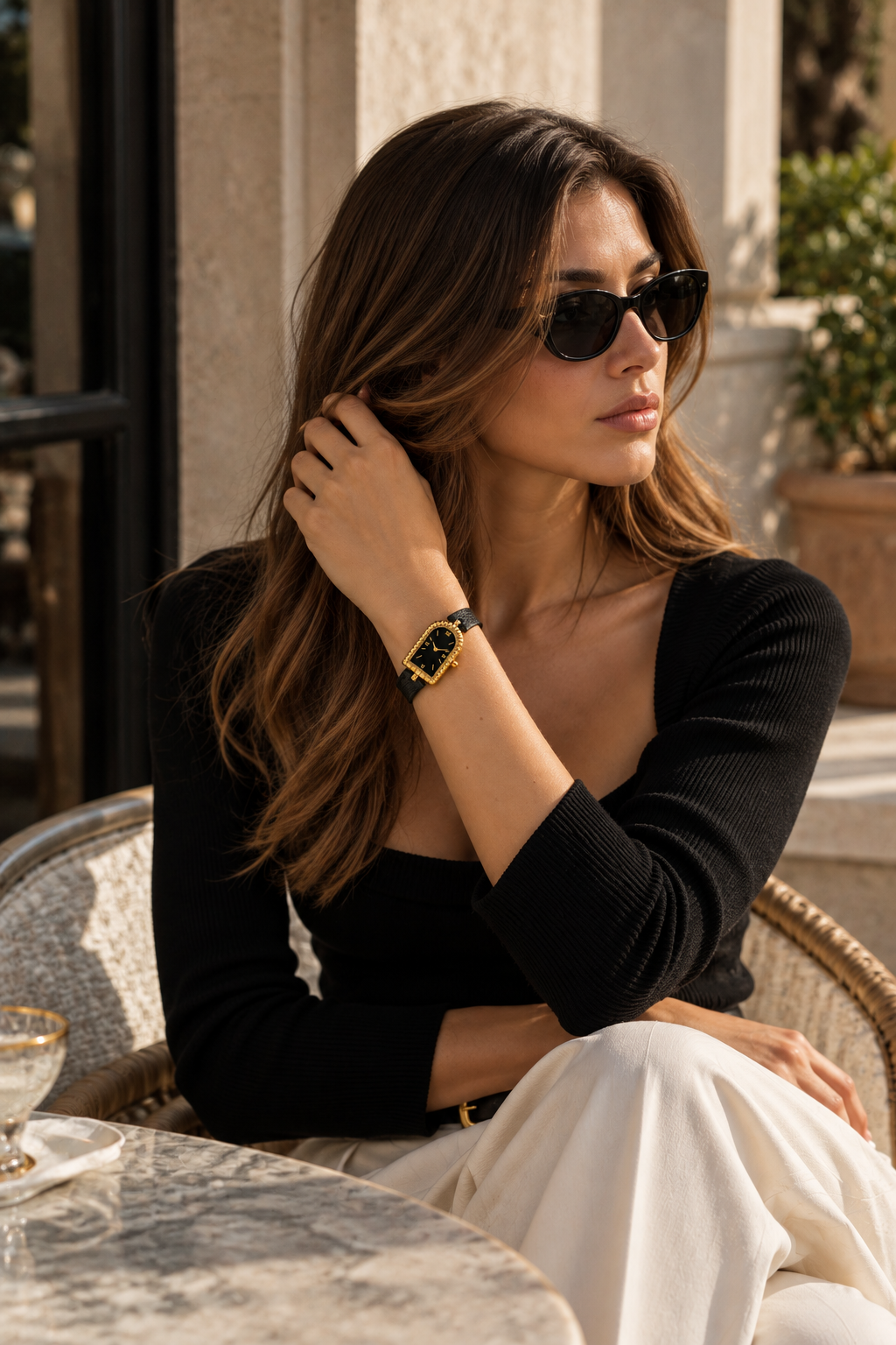 Die Amalfi-Uhr in Schwarz/Gold